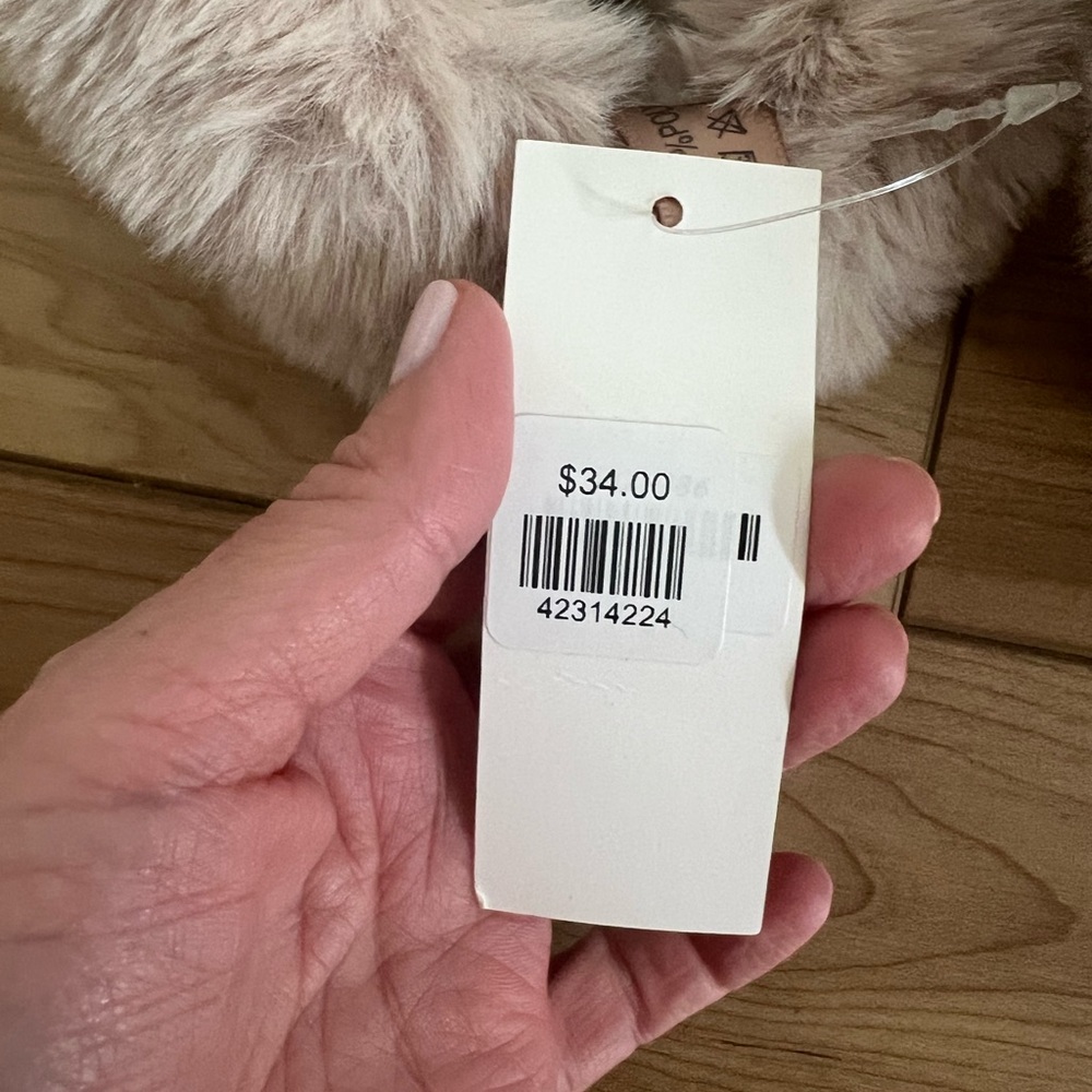 NWT beige faux fur 🧣 scarf neck wrap - Picture 2 of 4